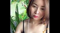 Chị u47 cố tính tụt dây áo