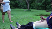mujer mirona me masturba al aire libre en un parque publico